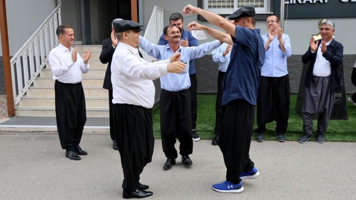 Adana’da Unutulmaya Yüz Tutmuş Gelenek: Şalvarını Tanıtıyor!