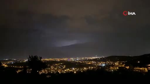 Hatay'da şimşek fırtınası geceyi aydınlattı