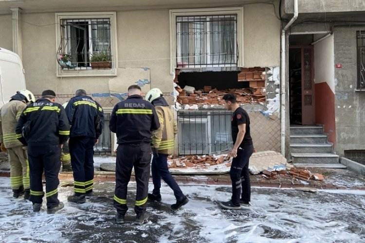 İstanbul’da patlayan rögar daire duvarını yıktı