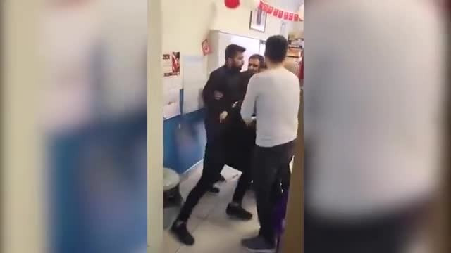 Kocaeli'nde okulda skandal olay! Veli, herkesin gözü önünde öğretmene saldırdı