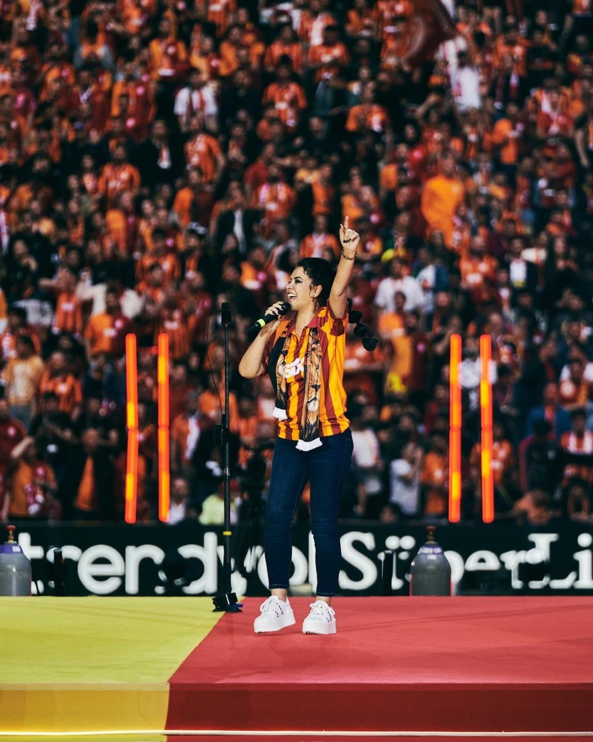 muzikci zara galatasaray super lig ve muhtesem kupa sampiyonluk kutlamasinda sahne aldi 1 epRHuEn3