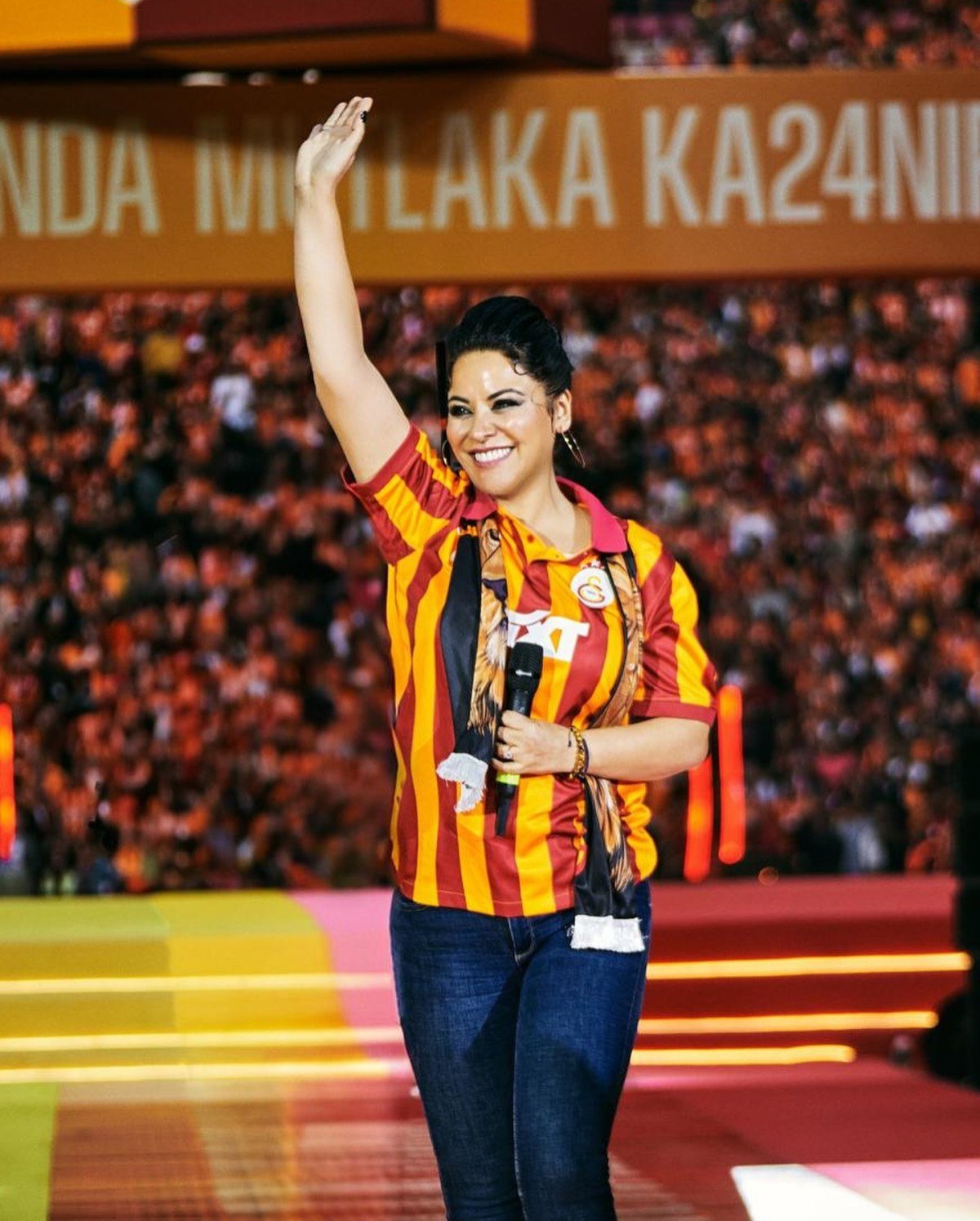 muzikci zara galatasaray super lig ve muhtesem kupa sampiyonluk kutlamasinda sahne aldi 2 2GPeHrVv