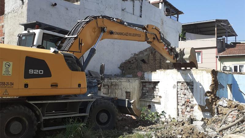 Osmangazi Belediyesi Yoğun Mesai Harcayarak Metruk Yapıları Yıkıyor