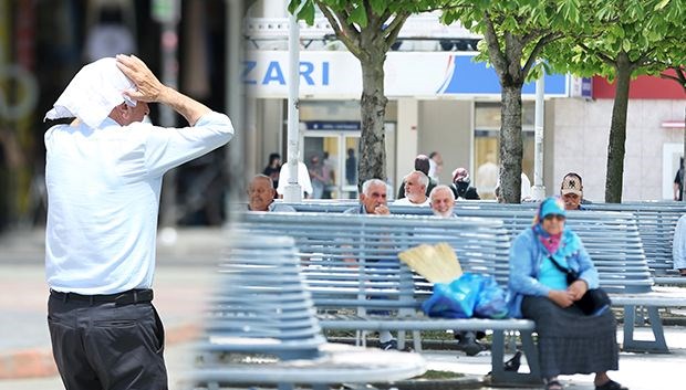 2 İlde Aşırı Sıcaklar Etkili Oldu! Çeşme Başında Suyla Serinlemeye Çalıştılar