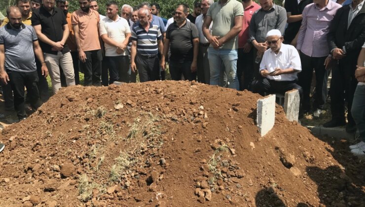 2 Kız Kardeş Yan Yana, 8 Aylık Bebek Annesinin Kucağında Defnedildi