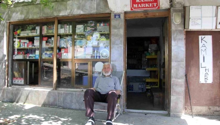 90 Yaşındaki Kamil Verdi, 68 Yıldır Açtığı Bakkalını Hala Çalıştırıyor