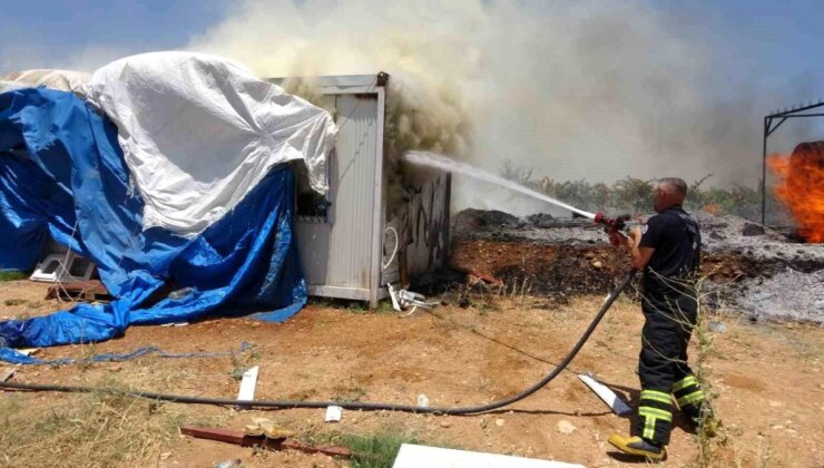 Adıyaman’da Kırık Camlardan Kaynaklı Yangın Konteyner ve Depo Materyallerini Küle Çevirdi