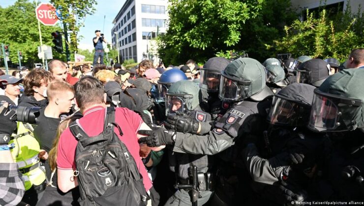 Afd Kongresi: Protesto Aksiyonlarında 28 Polis Yaralandı