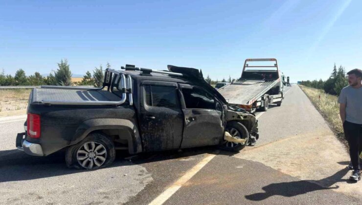 Afyonkarahisar’da Arazi Aracı Refüje Girdi, 2 Kişi Yara Almadan Kurtuldu