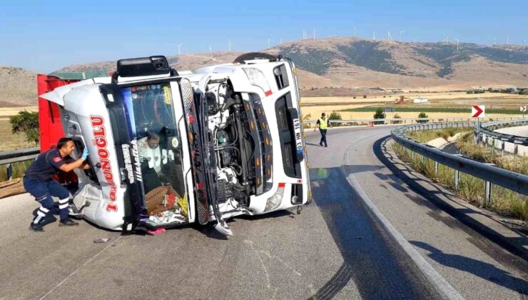 Afyonkarahisar’da Kamyon Devrildi, Sürücü Yaralandı