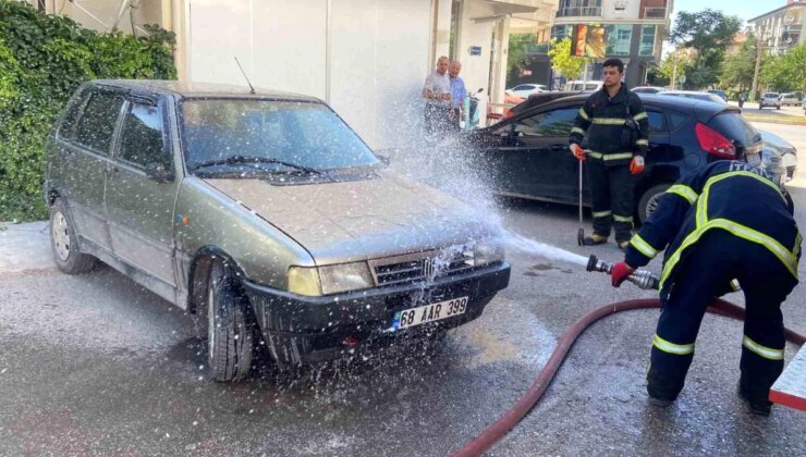 Aksaray’da Park Halindeyken Aküsü Patlayan Arabanın Yangını İtfaiye Tarafından Söndürüldü