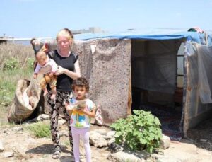 Albino Kadın Adana Sıcağında 3 Çocuğuyla Çadırda Yaşadıklarını Anlattı