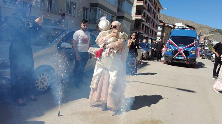 Amasya’da Jandarma Aracı, Şehidin Oğlu İçin ‘Sünnet Arabası’ Oldu