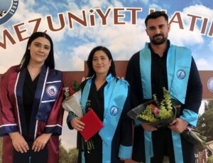 Anne ve İkizleri Üniversiteden Aynı Gün Mezun Oldu