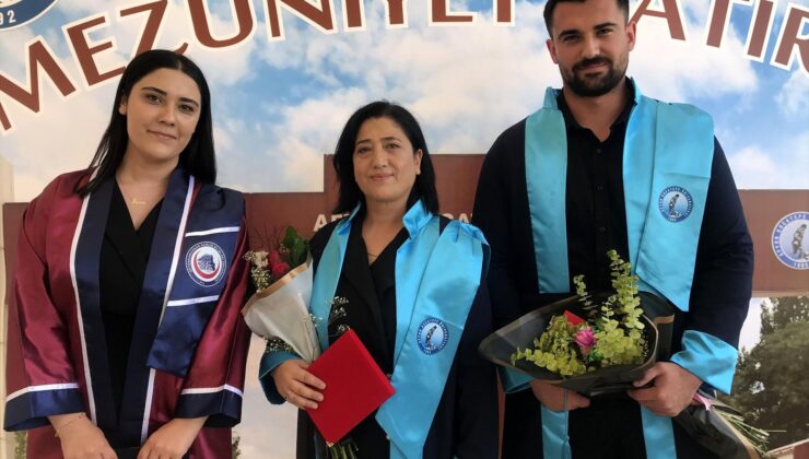 Anne ve İkizleri Üniversiteden Aynı Gün Mezun Oldu