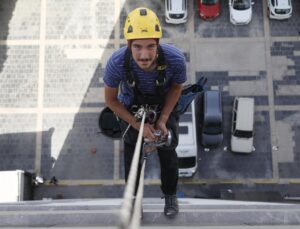 Antalya’da 5 Genç Halat ve Karabinanın Ucunda Mesai Veriyor