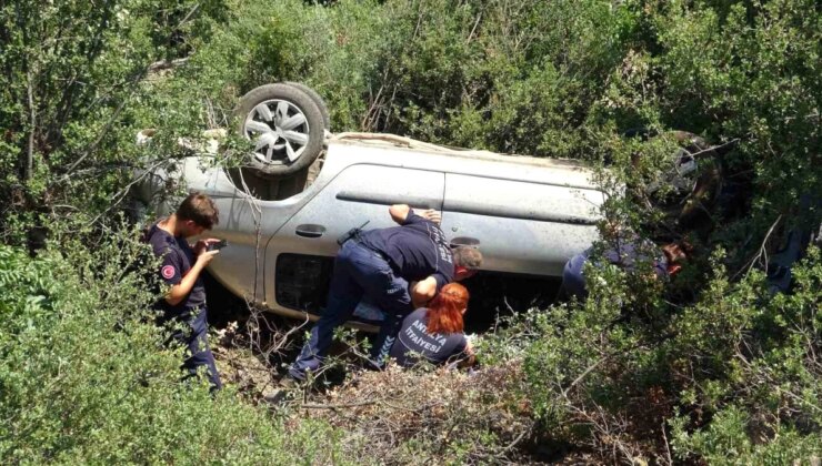 Antalya’da Araç Şarampole Devrildi, Sürücü ve Eşi Hastaneye Kaldırıldı