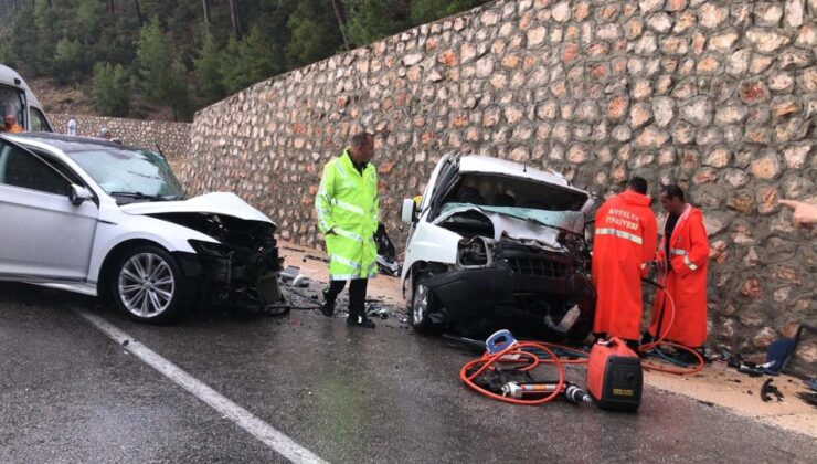 Antalya’da Araçlar Kafa Kafaya Geldi! Mucize Kurtuluş Yaşandı