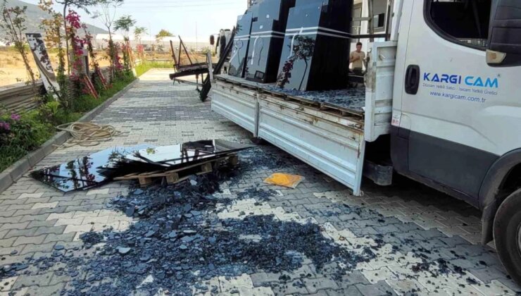 Antalya’da İnşaat Sırasında Camlar Üzerine Devrildi, Bir Kişi Yaralandı