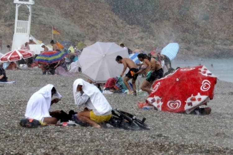 antalyada saganak plajlari bos birakti 0 5KDKylSJ