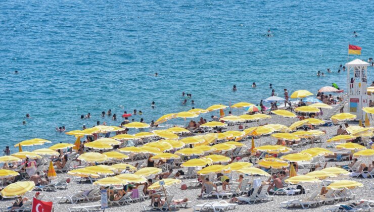 Antalya’da Sıcaklık ve Nemden Bunalanlar Denize Akın Etti