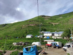 Ardahan’da Çığ Felaketinde Ev ve Ahırı Yıkılan Besici, Hayvanlarıyla Devam Etmek İstiyor