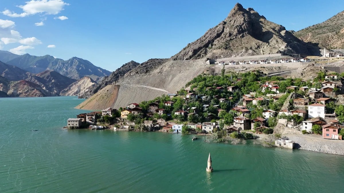 Artvin’de Yusufeli Barajı’nın İkiye Böldüğü Köyde Görünümün Keyfini Yaşıyorlar