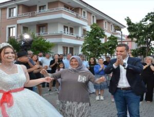 Babasının Hayali  Gerçekleşti:  Aile , Engelli Kızları Tuğçe’yi Damatsız Düğünle Mutlu Etti!