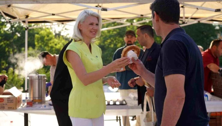 Bilecik Belediye Başkanı İşçilere Simit İkram Etti