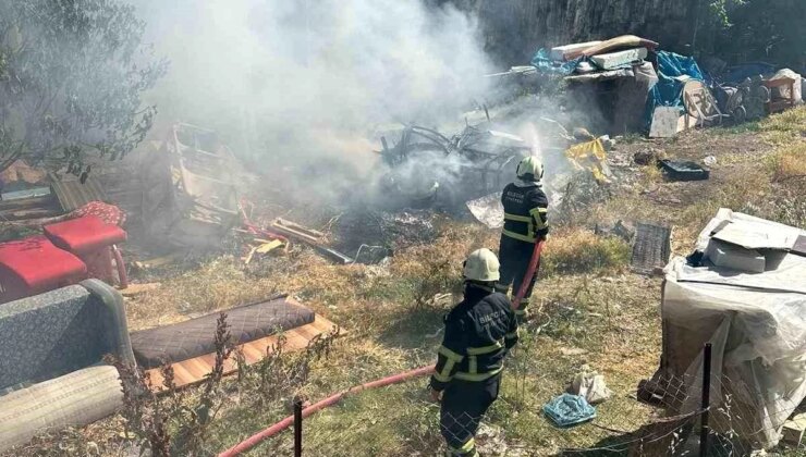 Bilecik’te Boş Topraktaki Tutuşan Eşyalar İtfaiye Tarafından Söndürüldü