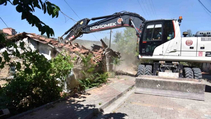 Bilecik’te Tehlike Oluşturan Metruk Binalar Yıkıldı