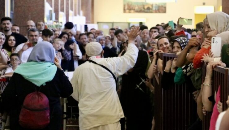 Bursa Yenişehir Havalimanı’na Gelen Hacılar, Yakınları Tarafından Karşılandı