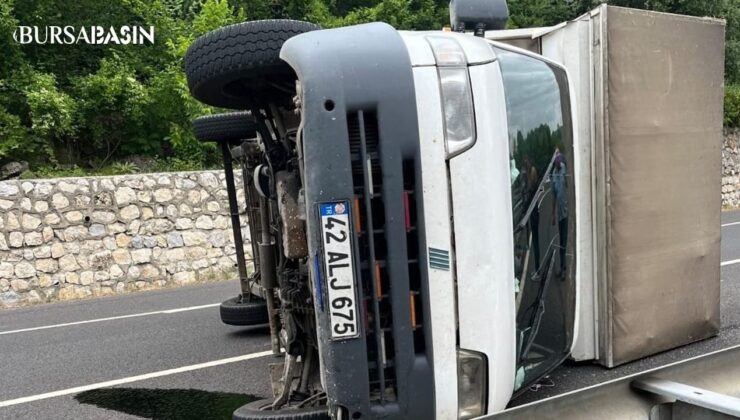 Bursa’da Kontrolden Çıkan Kamyonet Devrildi, 3 Yaralı