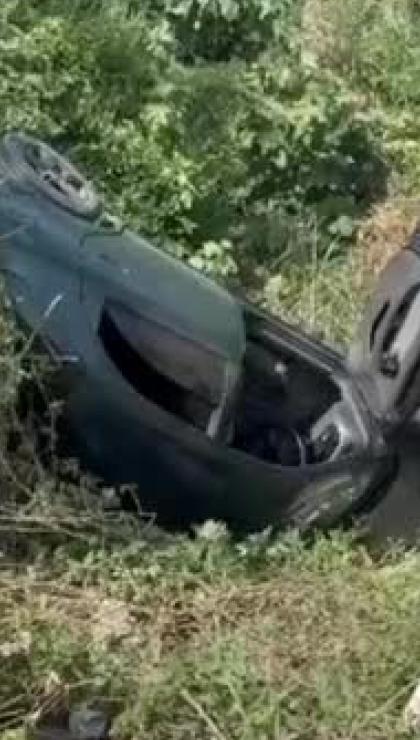 Bursa'da kontrolden çıkan otomobil yol kenarına uçtu! Ölümden döndüler