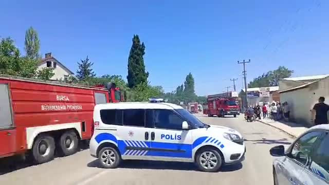 Bursa'da oksijen tüpü patlayan hurdalıkta yangın!