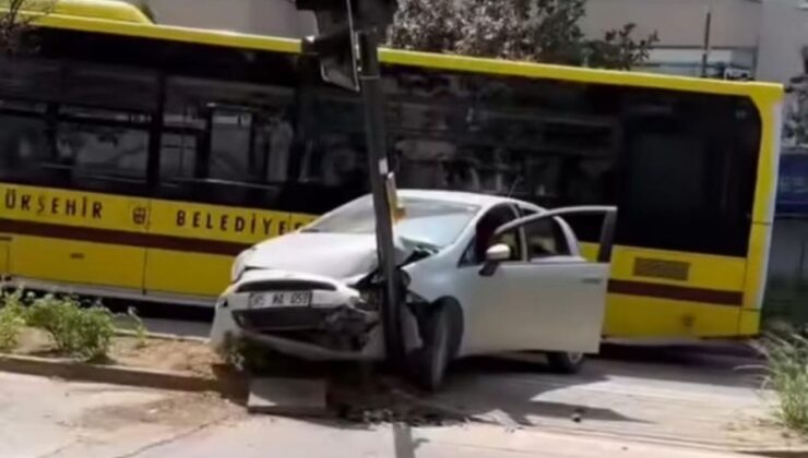 Bursa’da Otomobil Trafik Lambasına Çarptı