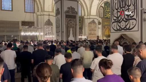 Bursa'da vatandaşlar, bayram namazı için Ulu Cami'ye akın etti