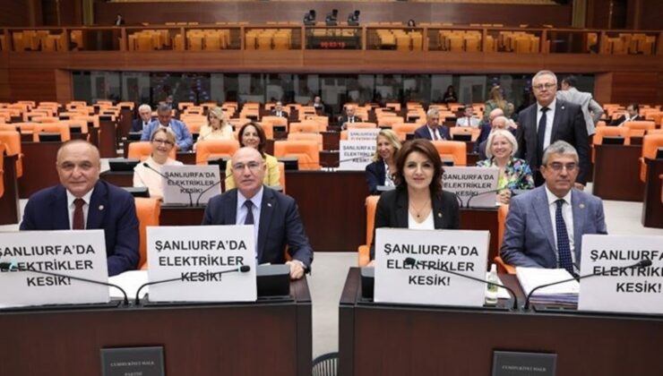 CHP’li Tanal Meclis’te Şanlıurfa’daki Kesintilerle İlgili Pankart Açtı, Parti Grubu da Destek Verdi