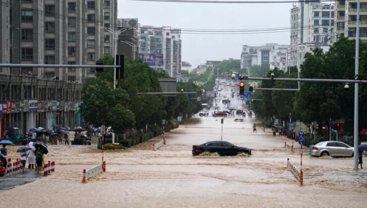 Çin’in Huangshan Kenti Sağanak Yağış ve Fırtınaların Etkisi Altında