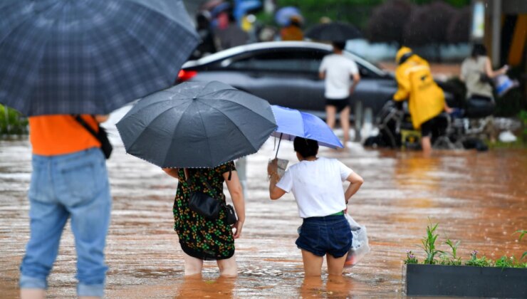 Çin’in Hunan Eyaletinde Sağanak Yağış Nedeniyle 15 Yol Sular Altında Kaldı