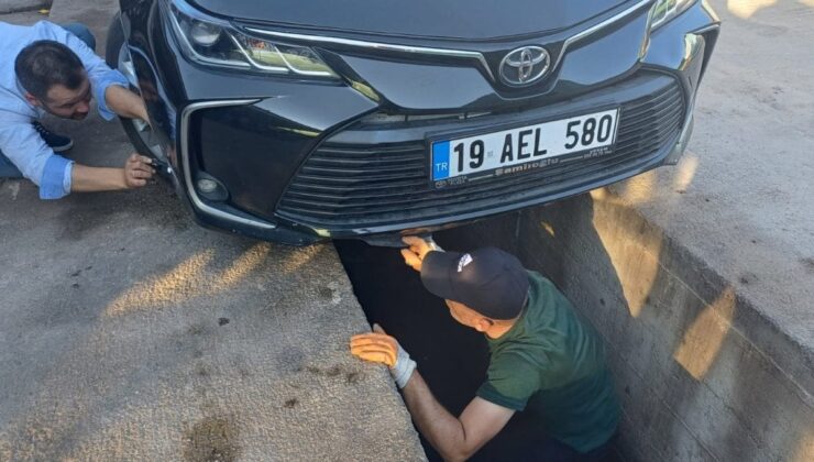 Çorum’da Park Halindeki Arabaya Giren Yılan Belediye Ekiplerince Kurtarıldı