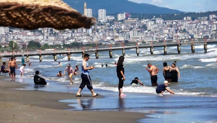 ‘Denize Girmeyin’ İhtarının Yapıldığı Samsun’da 1 Kişi Kayboldu, 11 Kişi Boğulma Tehlikesi Geçirdi