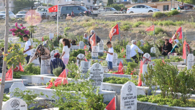 Depremlerden Etkilenen Hatay’da Mezarlıklar Ziyaret Edildi