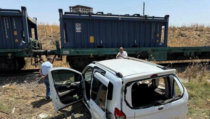 Diyarbakır’da Hemzemin Geçitten Geçen Hafif Ticari Araca Yük Treni Çarptı: 2 Yaralı