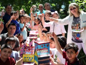 Elazığ İlkokulu Öğrencileri Sokak Hayvanları ve Kuşlar İçin Yuvalar Yaptı