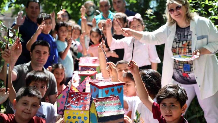 Elazığ İlkokulu Öğrencileri Sokak Hayvanları ve Kuşlar İçin Yuvalar Yaptı