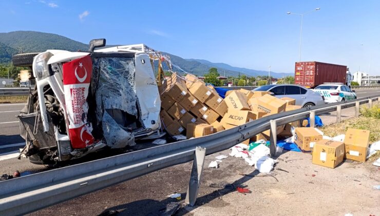 Emniyet Şeridinde Duran Arabaya Çarpan Kamyonet Devrildi: 2’si Ağır, 4 Yaralı