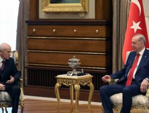 Erdoğan ve Bahçeli Külliye’de: Görüşme MHP Önderinin Rahatsızlığına Rağmen Gerçekleşti, Öncesinde “Birlik” Mesajı Verildi