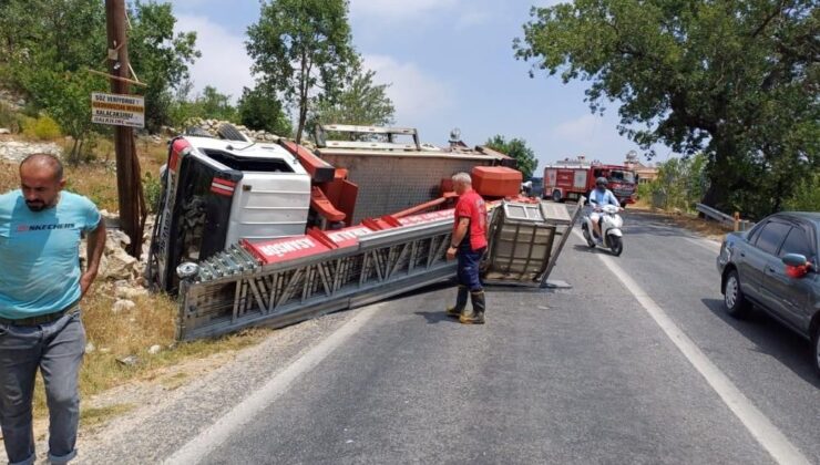 Evden Eve Nakliye Kamyoneti Devrildi: 1 Yaralı