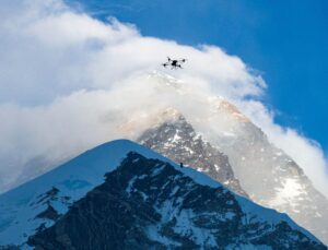 Everest Dağı’nda Dünyanın İlk Drone Teslimatı Yapıldı